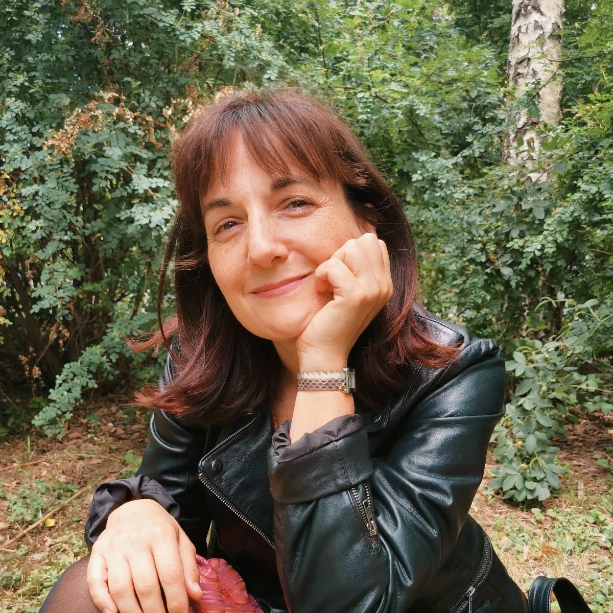 Alexia FROMENT la créatrice qui porte un bracelet Aloa's créations en python avec sa montre Ma première de Poiray ma première